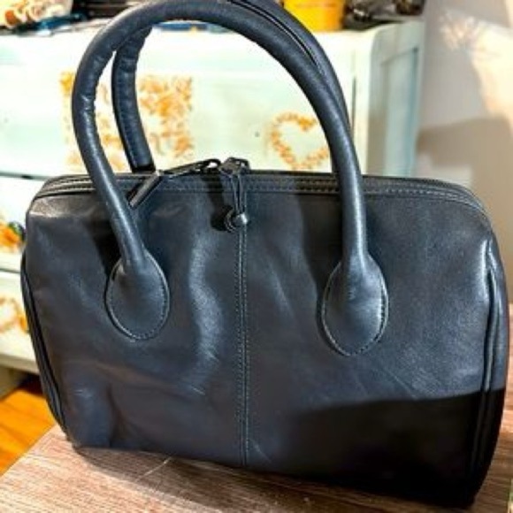 Giani Bernini Black satchel handbag. 11 in wide x9 in deep zippered - Picture 4 of 5